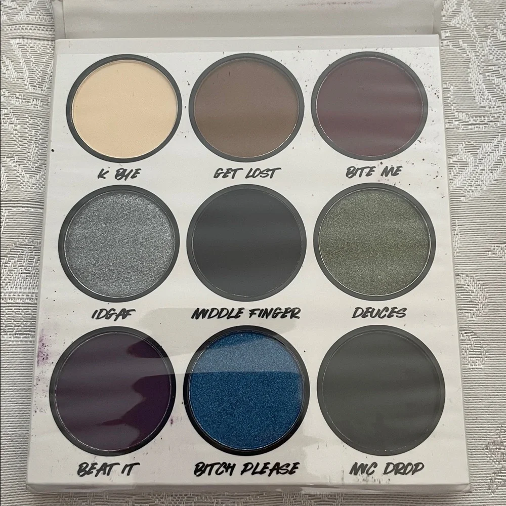 NWT Eyeshadow Palette with Mirror - Picture 2 of 3